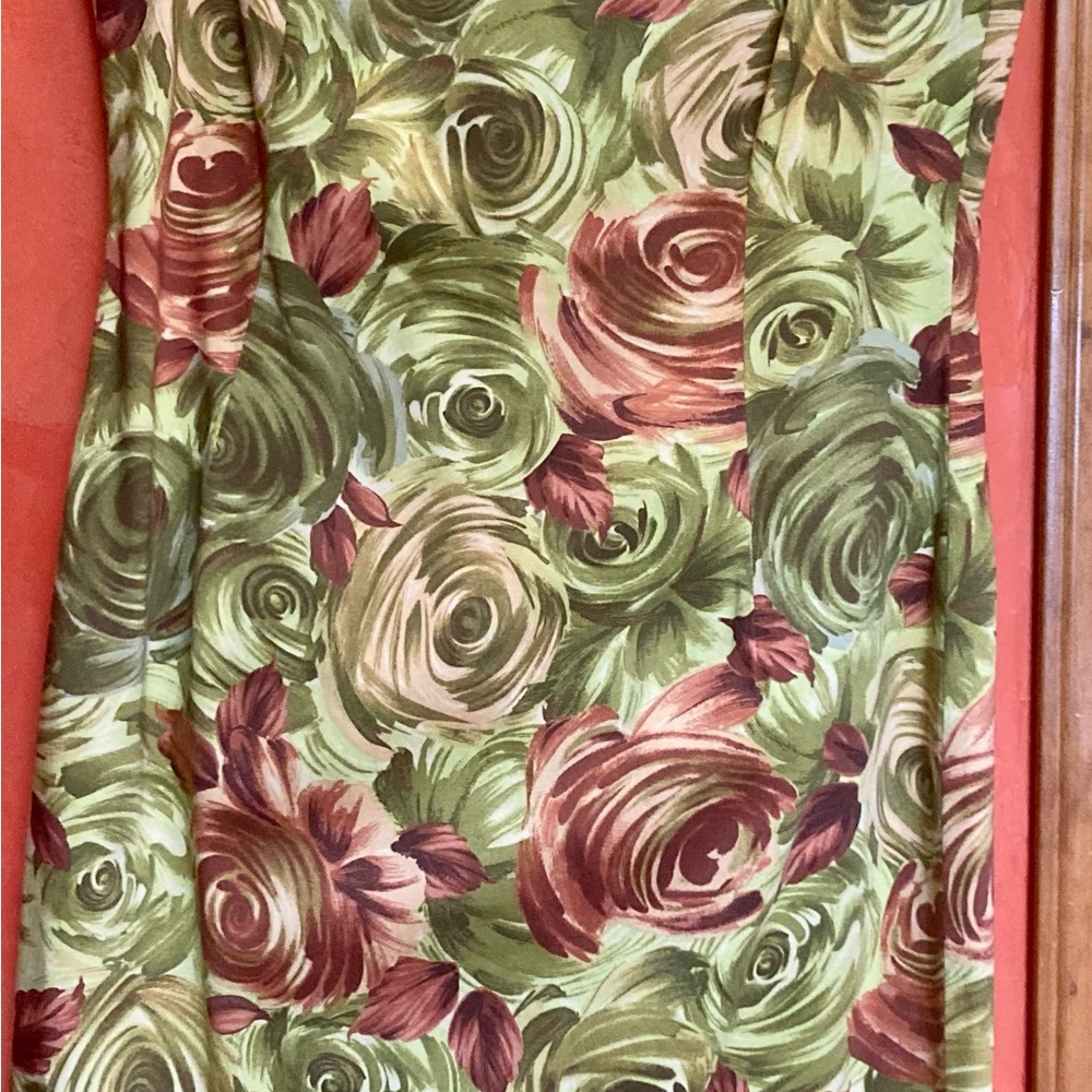 Cotton blend sleeveless and lined back zip shift.